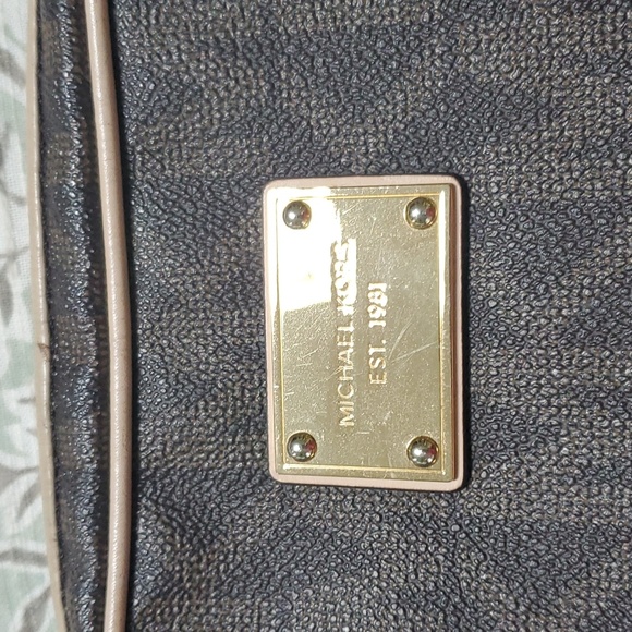 Michael Kors crossbody purse - Picture 2 of 6